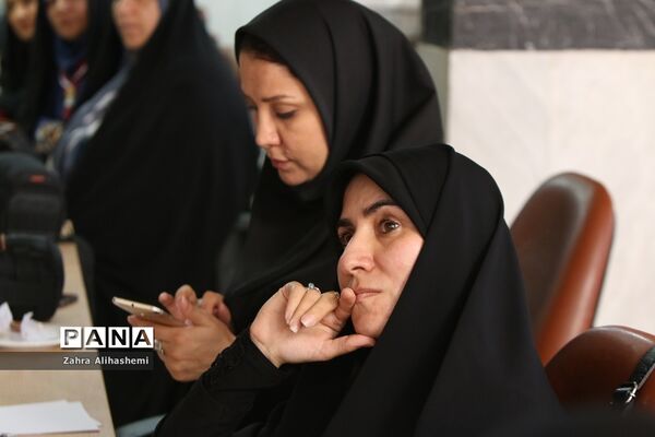 جلسه توجیهی سامانه شبکه  توزیع مواد غذایی مجاز در بوفه‌های مدارس