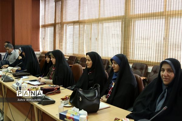 جلسه توجیهی سامانه شبکه  توزیع مواد غذایی مجاز در بوفه‌های مدارس