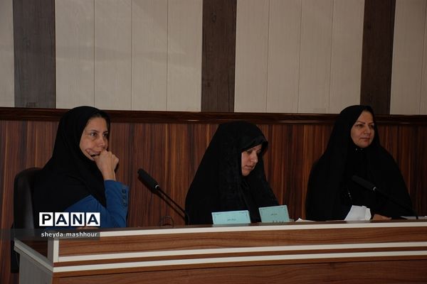 نشست تخصصی نقد و بررسی مجله رشد تکنولوژی در شهرری