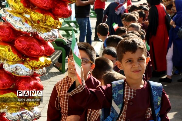 نواختن زنگ شکوفه ها در منطقه 19 تهران