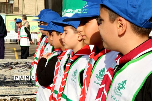 نواختن زنگ شکوفه ها در منطقه 19 تهران