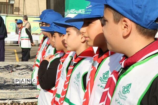 نواختن زنگ شکوفه ها در منطقه 19 تهران