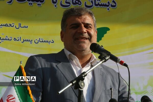 نواختن زنگ شکوفه ها در منطقه 19 تهران