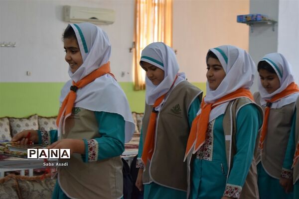 جشن شکوفه ها همزمان با سراسر کشور در مدارس شهر گله‌دار