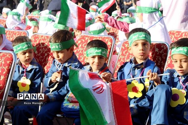 نواختن  زنگ غنچه‌ها و شکوفه‌ها در ارومیه