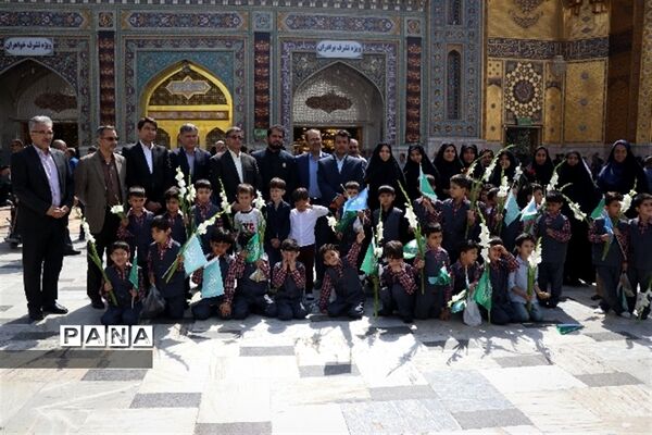 جشن شکوفه ها با حضور کلاس اولی ها در حرم مطهر امام هشتم (ع)