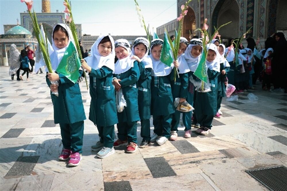 جشن شکوفه ها با حضور کلاس اولی ها در حرم مطهر امام هشتم (ع)