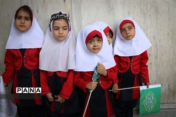 جشن شکوفه ها با حضور کلاس اولی ها در حرم مطهر امام هشتم (ع)