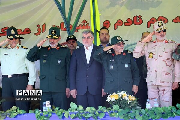 مراسم رژه نیروهای مسلح استان خراسان جنوبی به مناسبت آغاز هفته دفاع مقدس