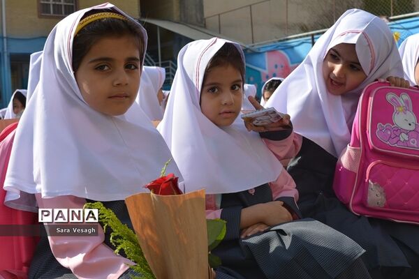 جشن شکوفه‌ها در مدارس شهریار