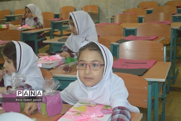 نواختن زنگ شکوفه‌ها در بوشهر