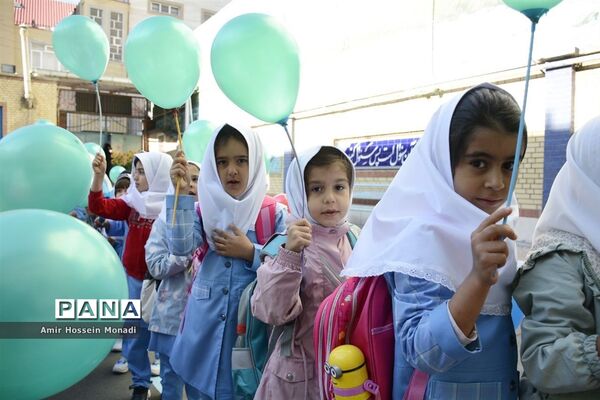 نواخته شدن زنگ مهر در دبستان ناموس تبریز