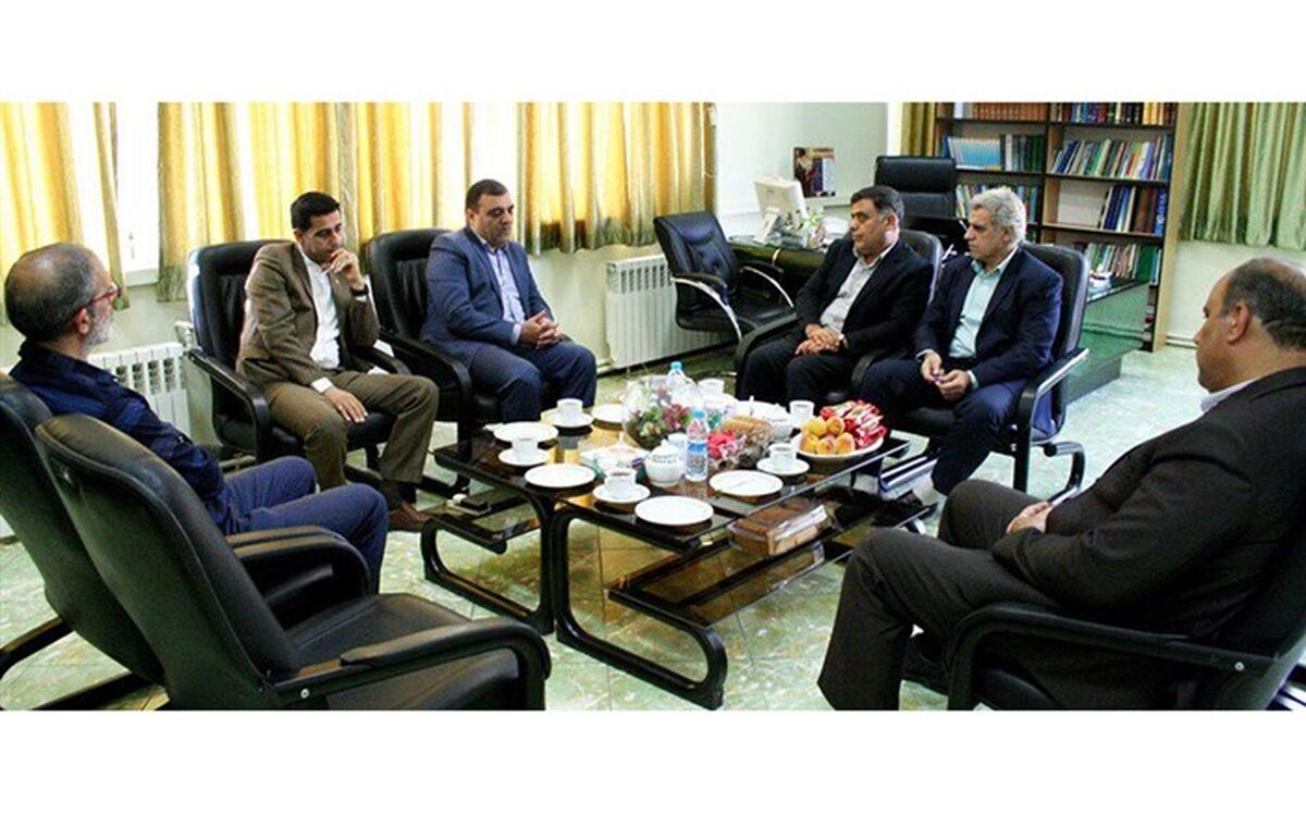 تحویل هدایای کارکنان مخابرات منطقه سمنان به دانش‌آموزان بی‌بضاعت