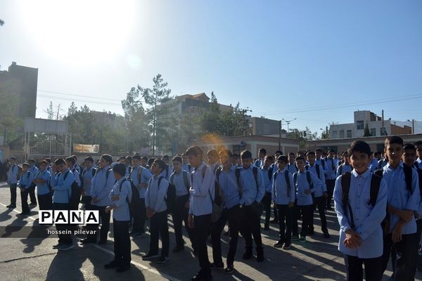 نواخته شدن زنگ روز اول مهر در دبیرستان شهید نواب صفوی بیرجند