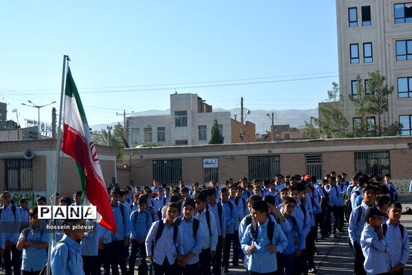 نواخته شدن زنگ روز اول مهر در دبیرستان شهید نواب صفوی بیرجند