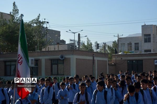 نواخته شدن زنگ روز اول مهر در دبیرستان شهید نواب صفوی بیرجند