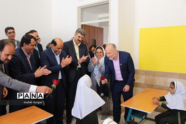 ساخت یک مدرسه توسط سازمان ریلیف اینترنشنال در یزد
