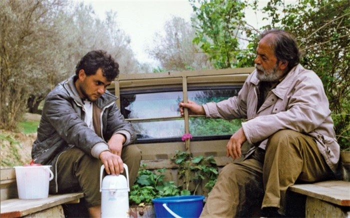 نمایش و نقد فیلم «زیر درختان زیتون» در خانه هنرمندان