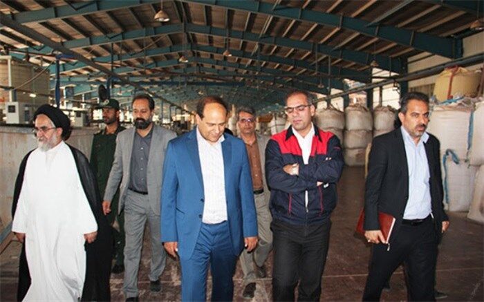 بازدید امام جمعه و مسئولان ابرکوه از واحدهای تولیدی وصنعتی