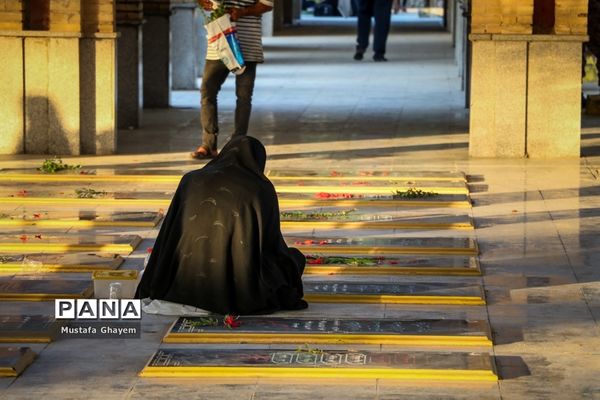 آیین غبارروبی گلزار شهدا به مناسبت سالروز شکست حصر آبادان