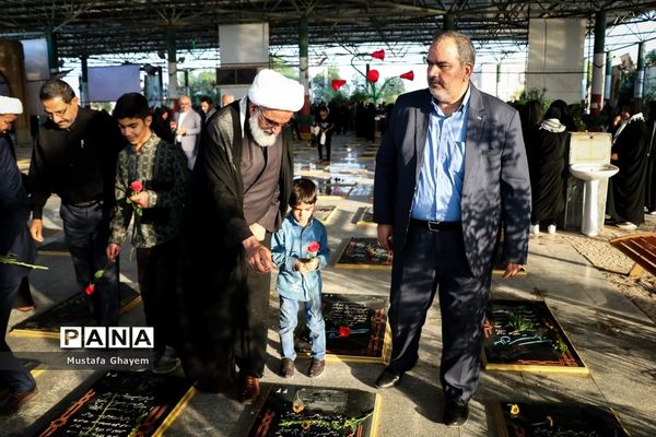 آیین غبارروبی گلزار شهدا به مناسبت سالروز شکست حصر آبادان