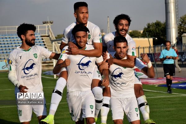 دیدار تیم‌های فوتبال ماشین‌سازی تبریز و شاهین بوشهر
