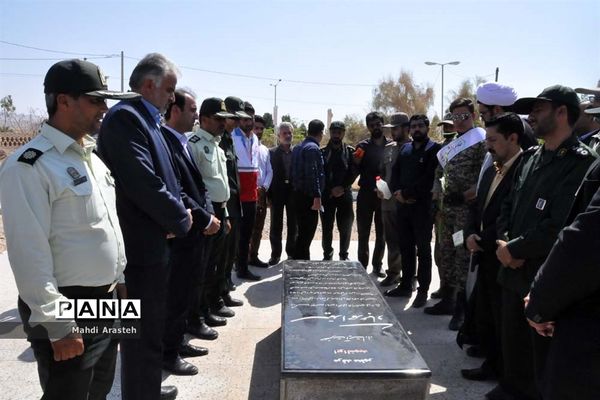 غبارروبی مزار شهدای شهرستان خوسف به‌مناسبت گرامیداشت هفته دفاع مقدس