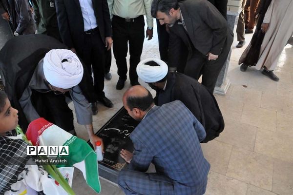 غبارروبی مزار شهدای شهرستان خوسف به‌مناسبت گرامیداشت هفته دفاع مقدس