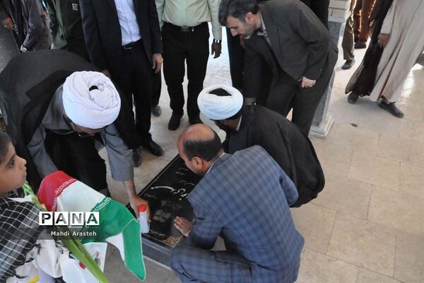 غبارروبی مزار شهدای شهرستان خوسف به‌مناسبت گرامیداشت هفته دفاع مقدس