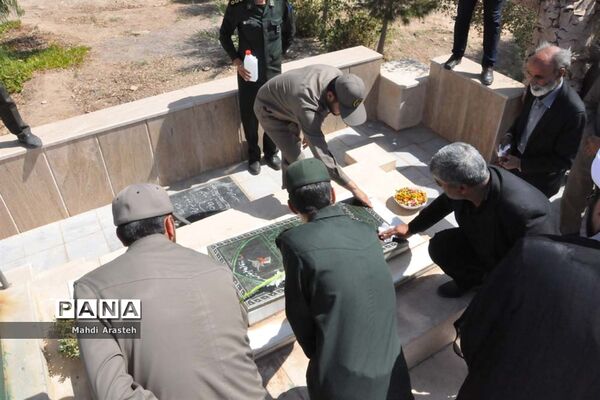 غبارروبی مزار شهدای شهرستان خوسف به‌مناسبت گرامیداشت هفته دفاع مقدس