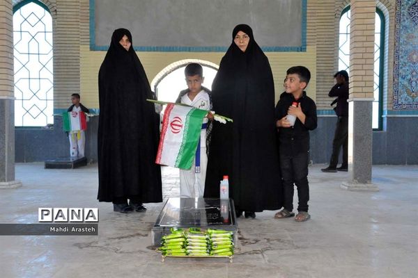 غبارروبی مزار شهدای شهرستان خوسف به‌مناسبت گرامیداشت هفته دفاع مقدس