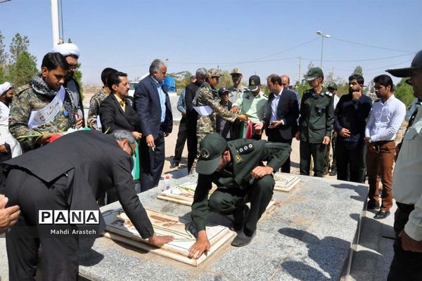 غبارروبی مزار شهدای شهرستان خوسف به‌مناسبت گرامیداشت هفته دفاع مقدس