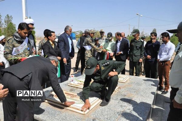 غبارروبی مزار شهدای شهرستان خوسف به‌مناسبت گرامیداشت هفته دفاع مقدس