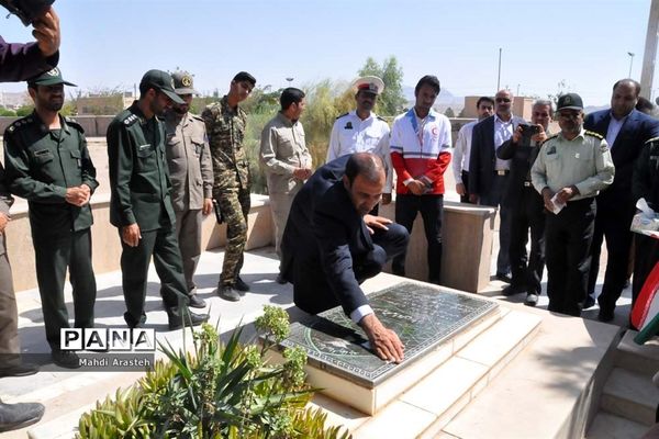 غبارروبی مزار شهدای شهرستان خوسف به‌مناسبت گرامیداشت هفته دفاع مقدس