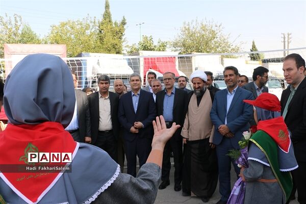 کاروان مهر با نشاط با هدف توزیع وسایل و تجهیزات ورزشی مدارس شهرستان‌های استان تهران