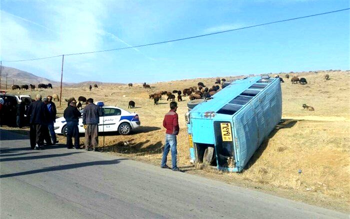 مصدوم شدن ۲۰ تن بر اثر واژگونی مینی‌بوس در قزوین