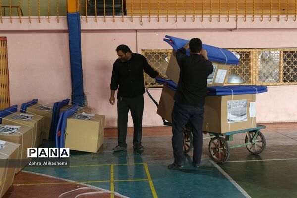 آیین بدرقه کاروان مهر با نشاط با هدف تجهیز وسایل ورزشی برای مدارس