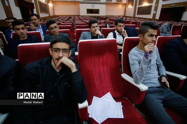 کارگاه‌های آموزشی گفتمان پیشرفت علم و تبیین بیانیه گام دوم انقلاب برای نمایندگان مجلس دانش‌آموزی