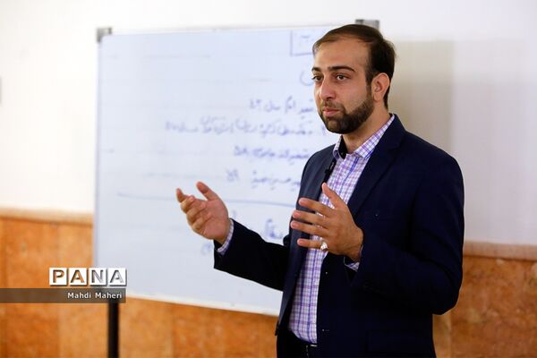 کارگاه‌های آموزشی گفتمان پیشرفت علم و تبیین بیانیه گام دوم انقلاب برای نمایندگان مجلس دانش‌آموزی