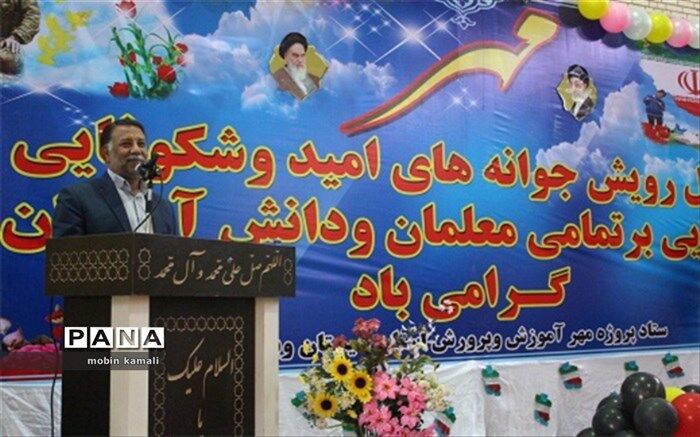 مراسم محوری نواخته شدن زنگ غنچه ها و شکوفه ها در سیستان و بلوچستان برگزار شد