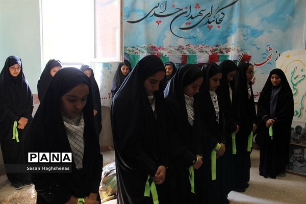 نمایشگاه هفته دفاع مقدس در آموزشگاه حضرت خدیجه(س) اسلامشهر