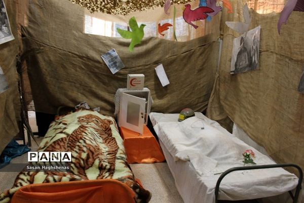 نمایشگاه هفته دفاع مقدس در آموزشگاه حضرت خدیجه(س) اسلامشهر