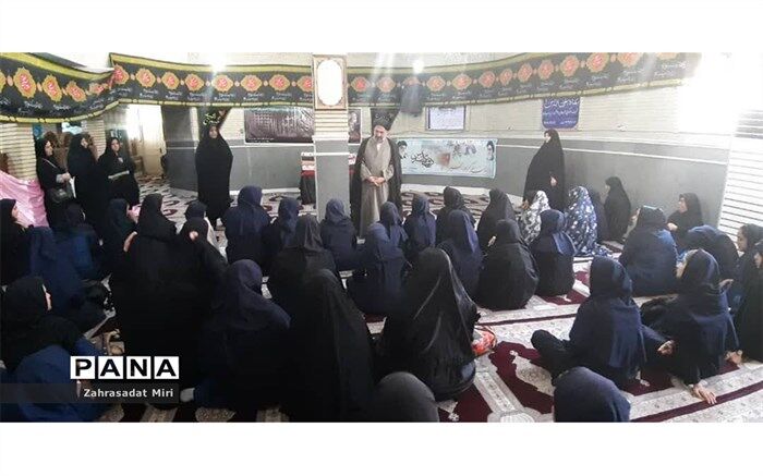 برگزاری نمازجماعت  دانش آموزان دبیرستان حدیث کسا شهرری