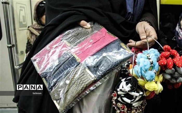 دغدغه‌های مادر و دختر دستفروش در مترو