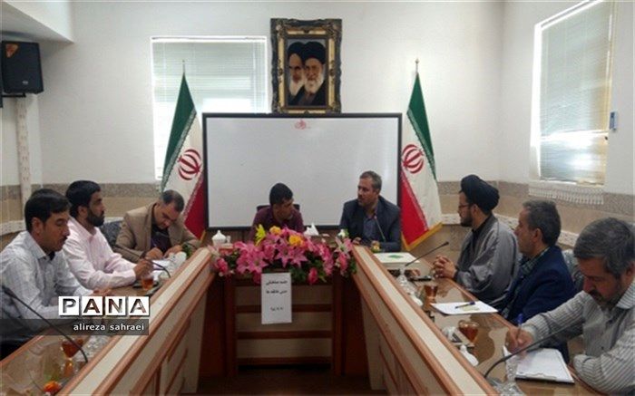 جشن عاطفه ها با هدف عشق ورزی و مهربانی به نیازمندان در مدارس شهرستان اردکان برگزار می شود.