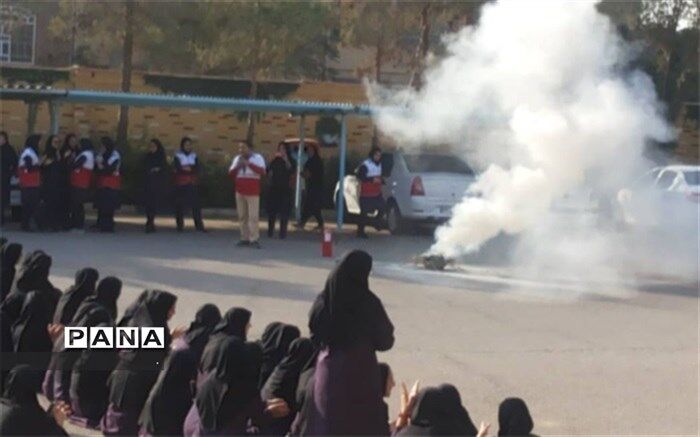 برگزاری مانور روز ایمنی و آتش‎نشانی در دبیرستان فرزانگان دوره دوم