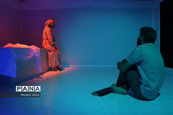 نمایش «فقط چهل روزه بودم»