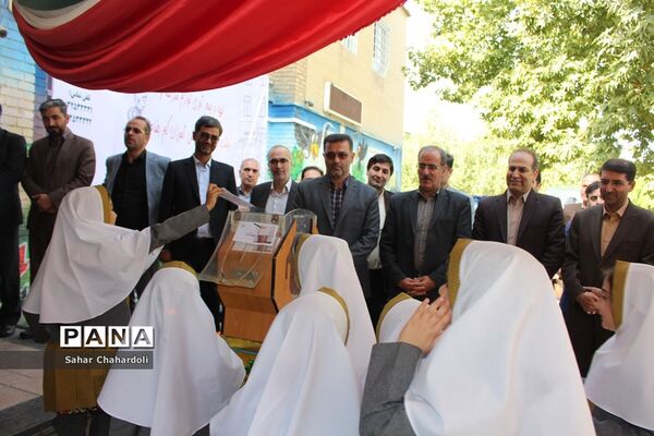 جشن عاطفه‌ها در دبستان راه نور همدان