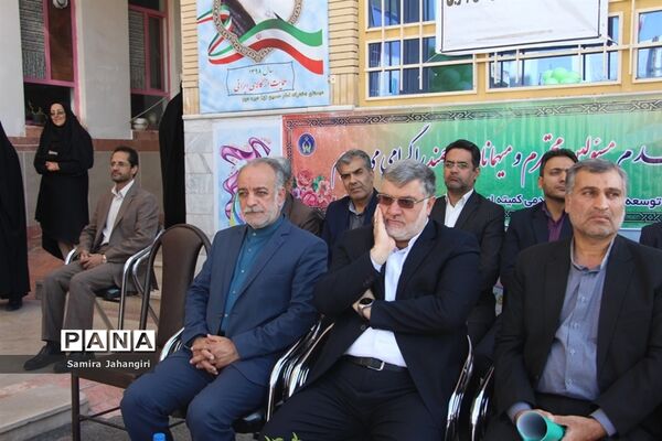 جشن عاطفه‌ها در مدرسه دخترانه امام حسین (ع) بیرجند