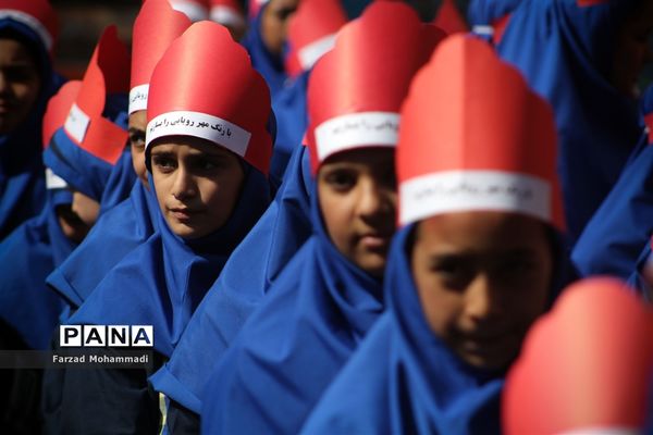 نواختن زنگ جشن عاطفه‌ها در چهاردانگه